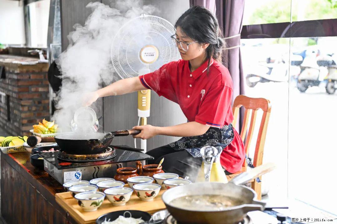 全网追的“扁担女孩”，找了一份暑假工，时薪12元 - 临汾生活资讯 - 临汾28生活网 linfen.28life.net